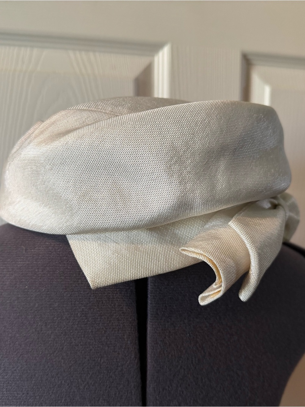 Vintage Lillian Daché Pillbox Hat Ivory Satin Bow Audrey Hepburn Style 1960's - Picture 5 of 12